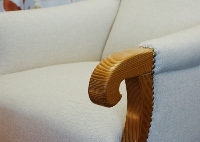 Bäuerlicher Armlehnstuhl mit neuem Bezug aus hellem Leinen – die Messingziernägel sorgen für das gewisse Etwas