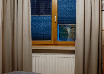 Ein Schlafzimmer ohne Vorhänge – unvorstellbar! Die Plissees sorgen für den Sichtschutz und für einen Farbtupfer
